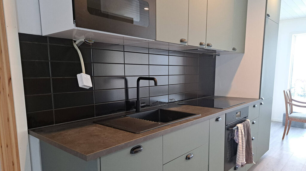 Plattsättning i kök i Krokom